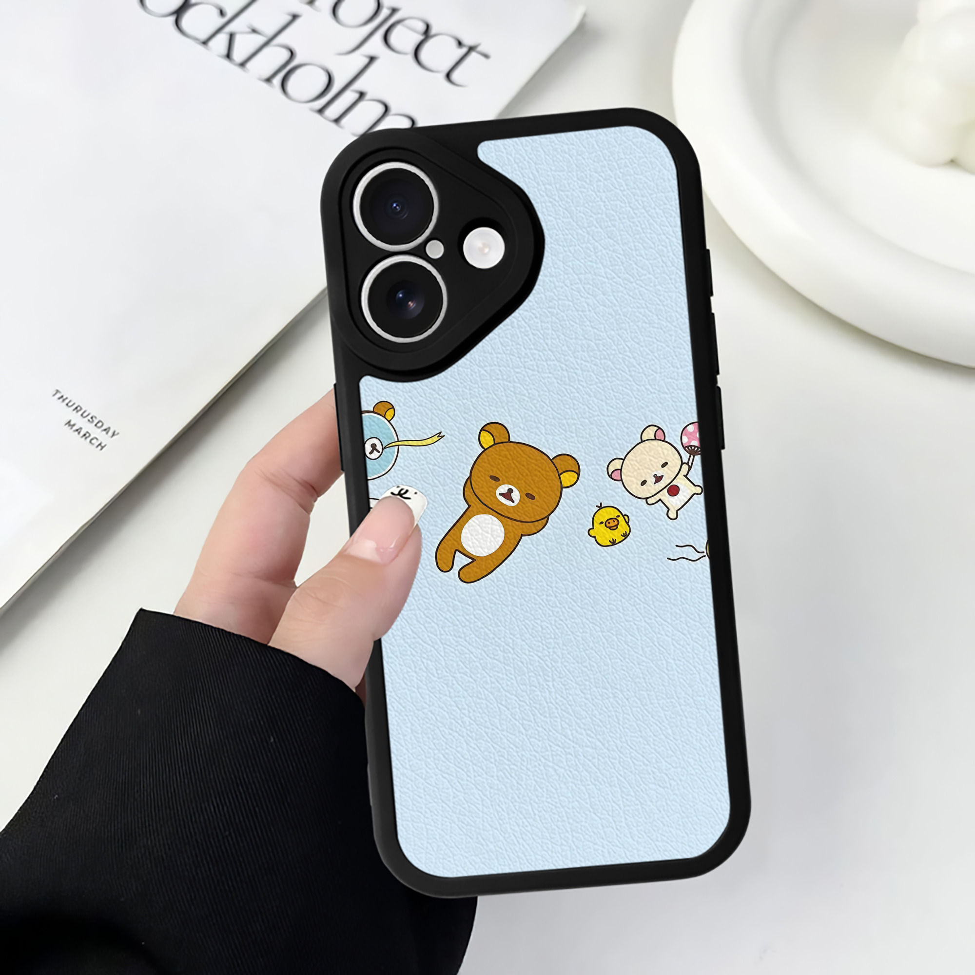 （画像用） リラックマ リラックマ キイロイトリ Rilakkuma Korilakkuma Kiiroitori 【iPhone 16シリーズ対応】シリコンスマホケース（レザー調） 材質：シリコン